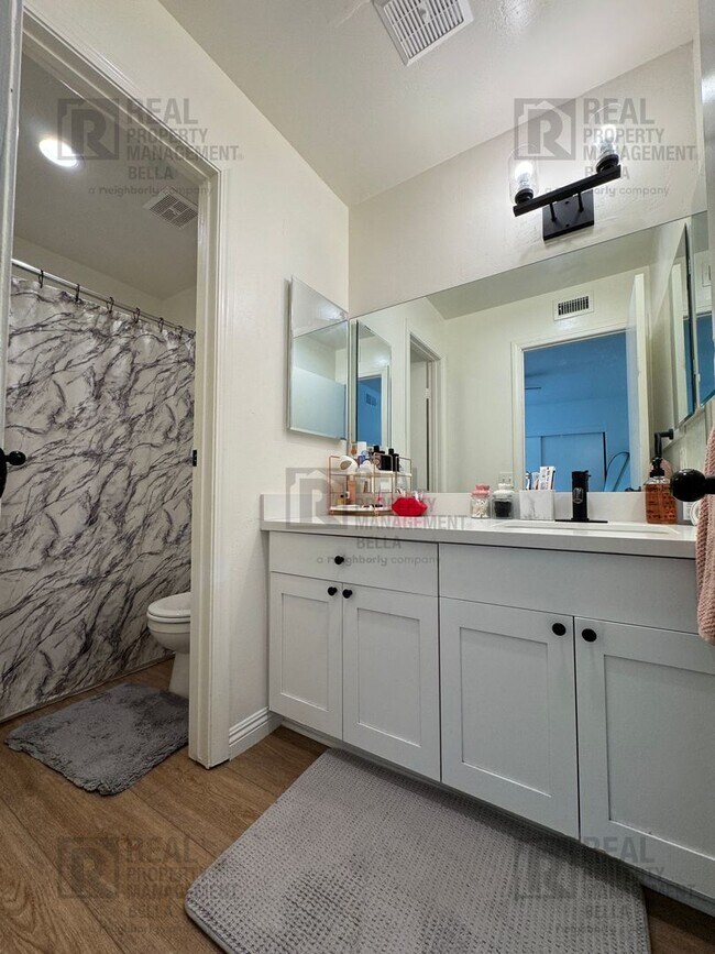 Building Photo - Charming 2-Bed, 2-Bath Condo in the Heart ...