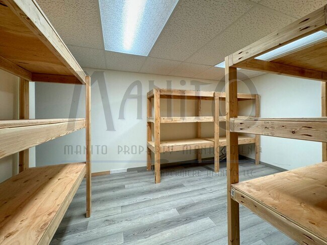 Building Photo - Stunning & Spacious South Hill Home