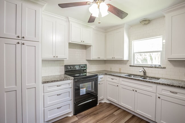 Building Photo - 8805 Woodway Dr