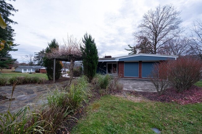 Building Photo - Beautiful 3 Bedroom Home in Franklin Regional School District