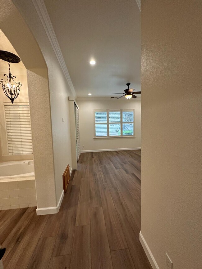 Building Photo - 7026 N Warren Ave