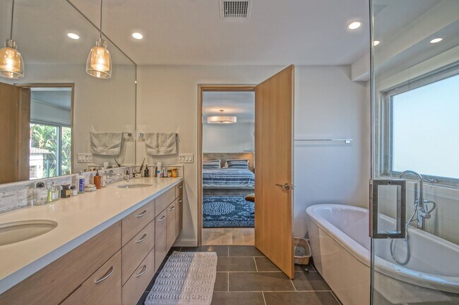 Building Photo - NEWER, LUXURIOUS & MODERN, 2920 SQ FT HOME W/ HIGH END DETAILS, AMAZING DECK/BALCONY SPACE, 2-CAR...