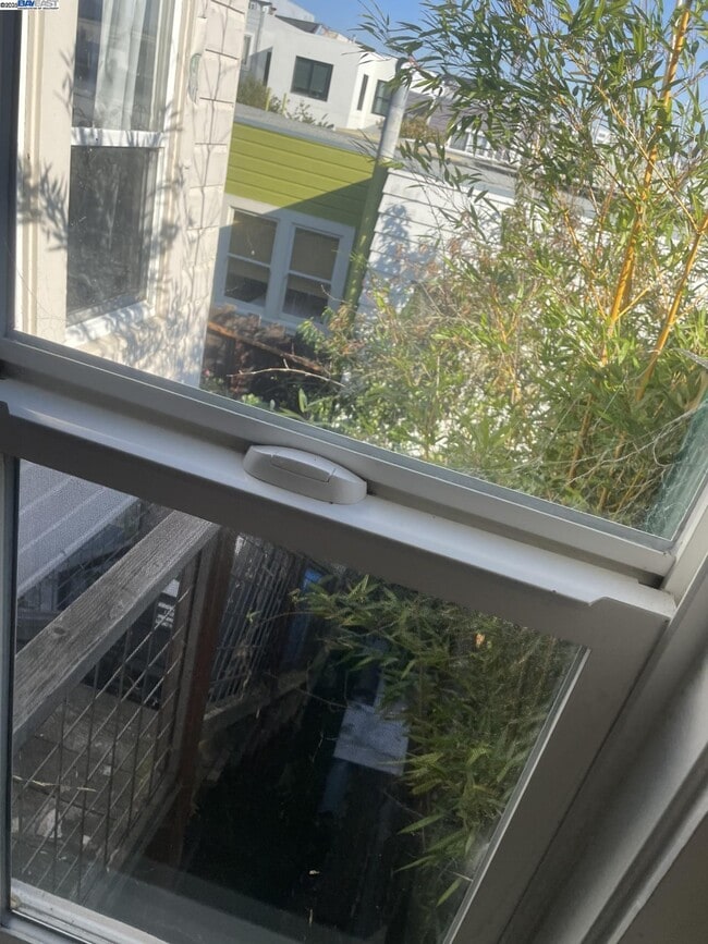 Building Photo - 586 39th Ave