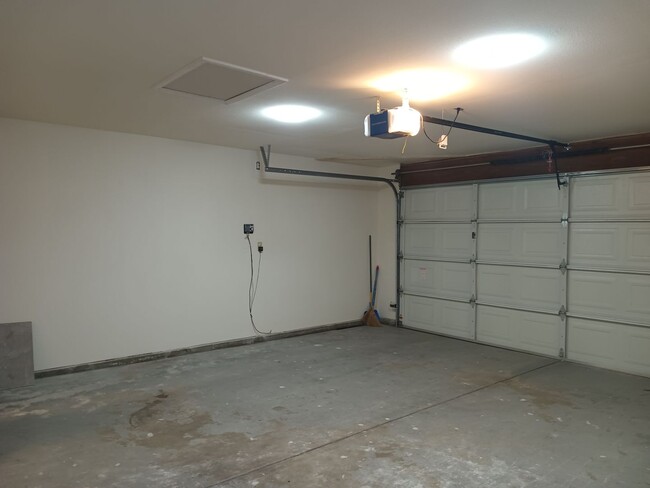 Building Photo - Stylish, Secure, and Pet-Friendly 3-Bedroo...