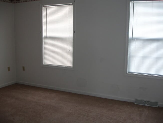 Building Photo - 147 Chelmsford Dr