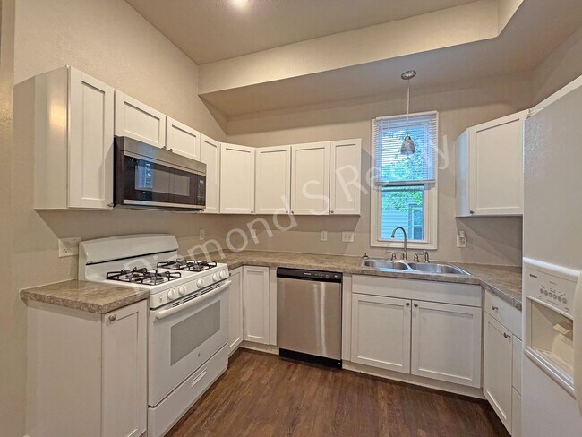 Building Photo - 916 N Pickwick Ave