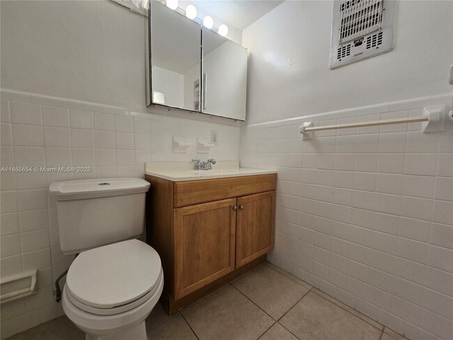 Building Photo - 441 Collins Ave