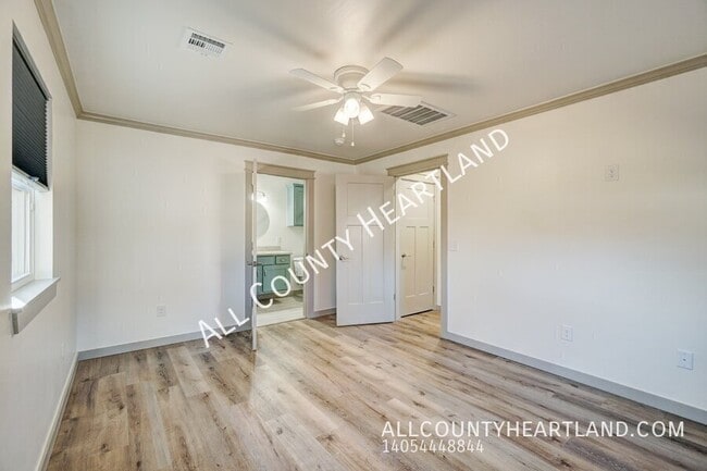 Building Photo - 330 E 6th St