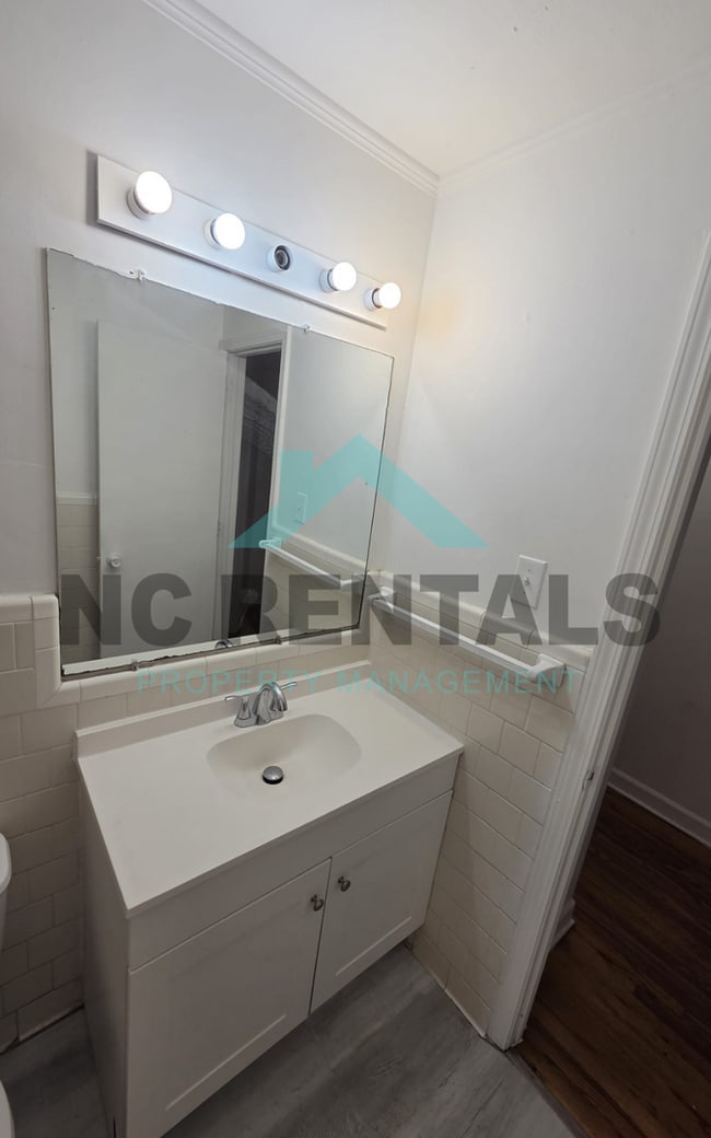 Building Photo - 527 Swain Dr