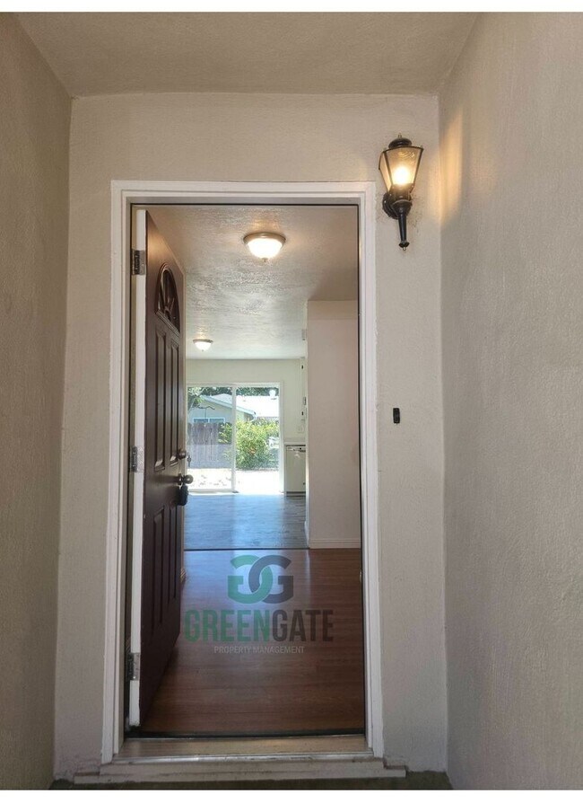 Building Photo - 3 BEDROOM 2 BATH HOME MOVE IN READY IN MOD...
