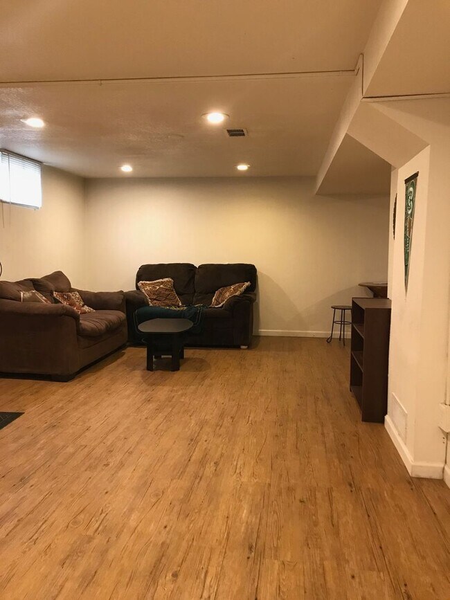 Building Photo - 1041 W Vine Dr