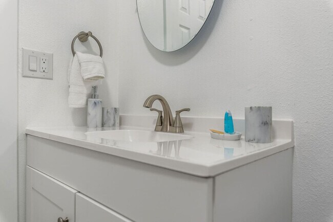 Building Photo - 1816 S G St