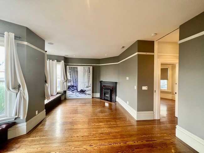 Building Photo - Welcome to North Beach! Premier 1 bed/ 2 B...