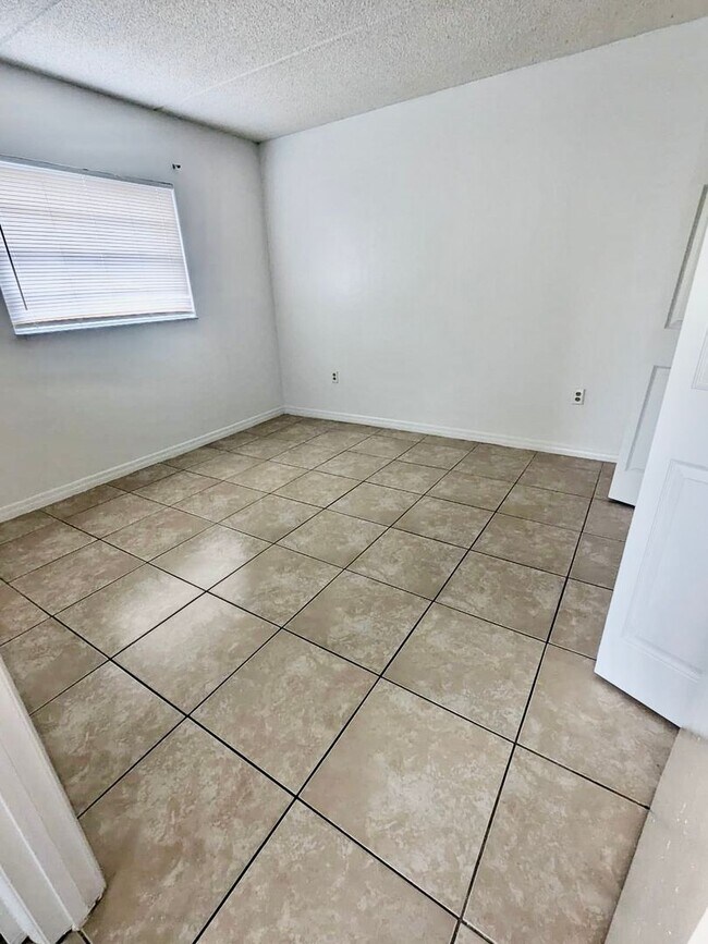 Building Photo - Palm Gardens - Molano 710
