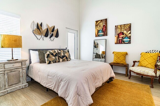 Building Photo - Spacious Fully Furnished 3BR/3BA home in a...