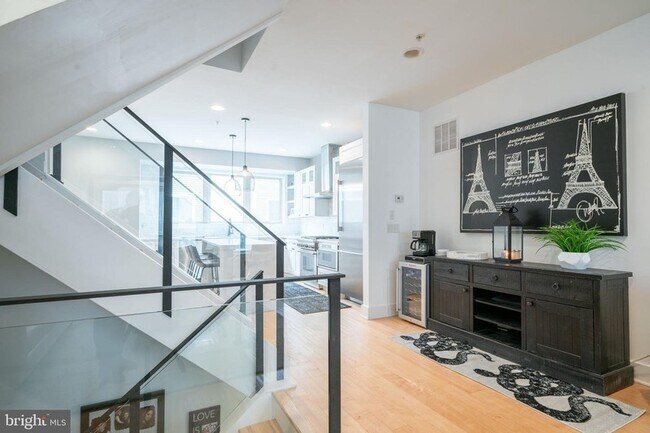 Building Photo - 623 N Bodine St