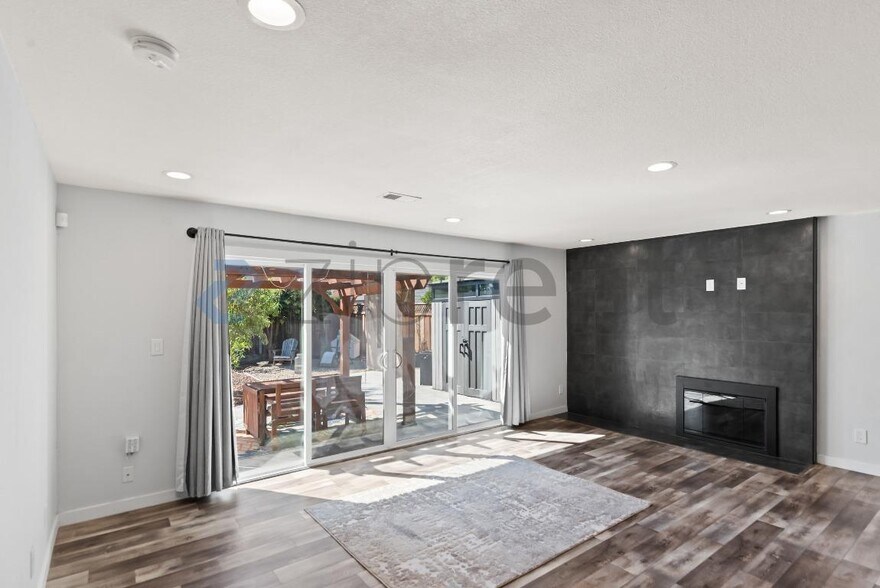 Building Photo - Unit