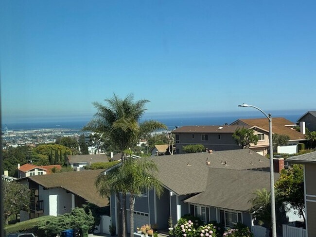 Building Photo - Newly Renovated 4 Bedroom 3 Bath Home with...
