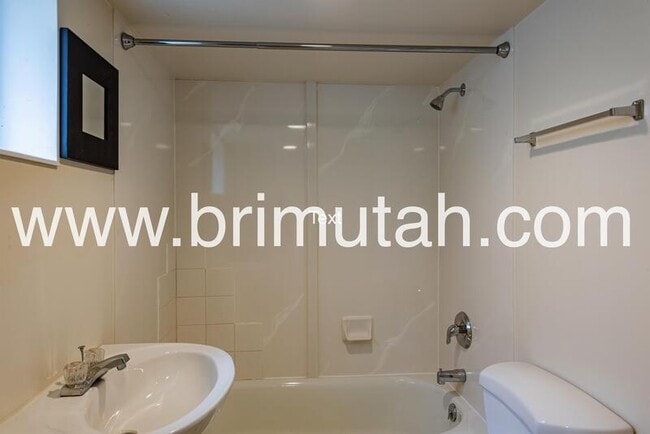 Building Photo - 1475 E Michigan Ave