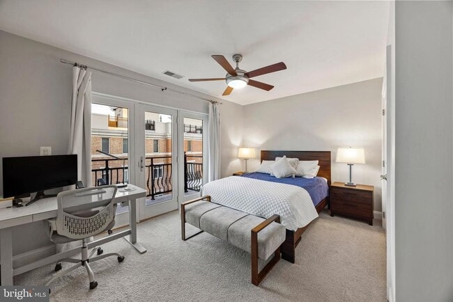 Building Photo - 900 Valencia Ct