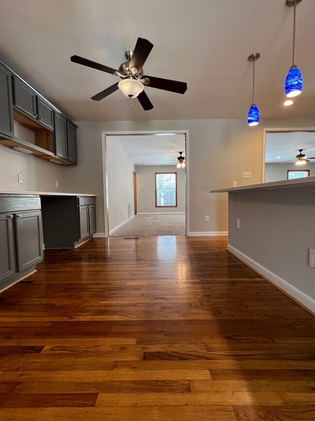 Building Photo - 805 Gardenview Dr