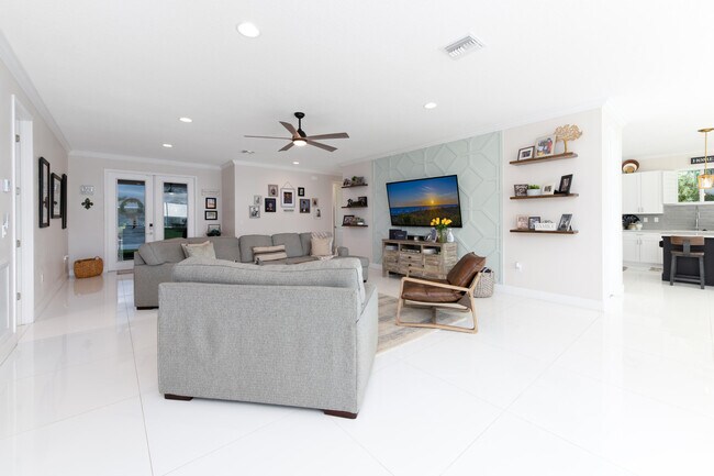 Building Photo - 314 NE Surfside Ave
