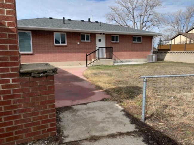 Building Photo - Beautifully Remodeled Cottonwood Heights Home!