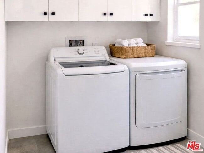 Building Photo - 4522 Mammoth Ave