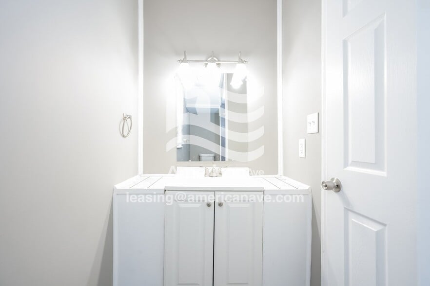 Building Photo - 924 E Dayton St