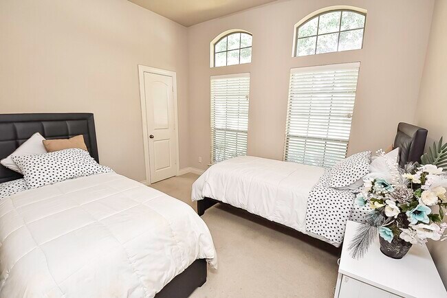 Building Photo - 6308 Silver Thistle Ln