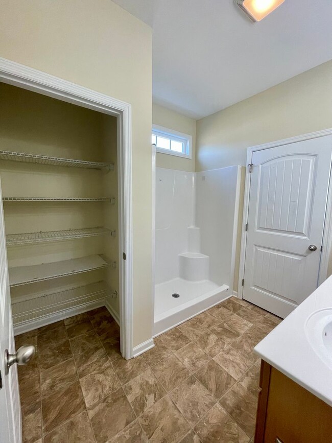 Building Photo - 5 Bedroom/3 Bath home with Garage in Tiger...