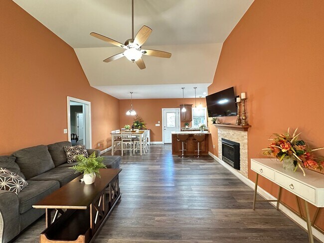 Building Photo - Lovely Custom Built Home with 2 Car Garage and Lots of Privacy