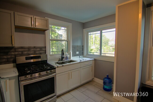 Building Photo - 7527 S Stewart Ave