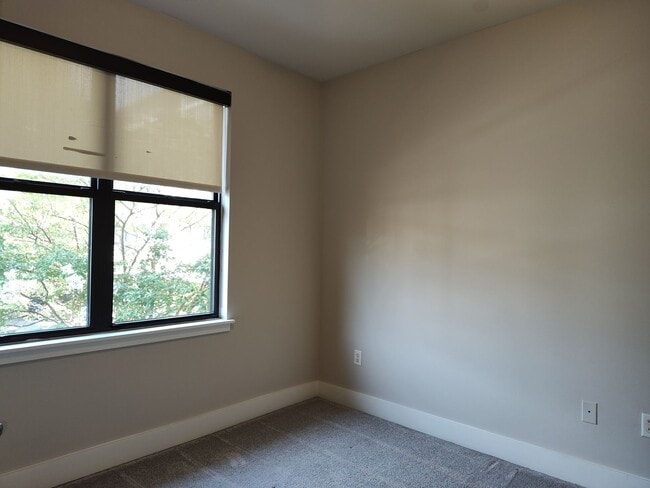 Building Photo - Modern townhome located in the M Complex c...