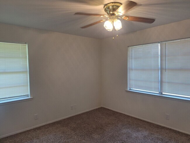 Building Photo - 513 Simmons Dr