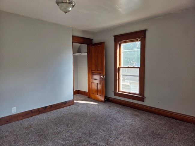 Building Photo - Nice, spacious 3 BR, 1 BA house for rent