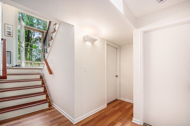 Building Photo - 423 Tamarack Dr