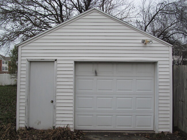 Building Photo - 2 bedroom home close to ND and Roseland