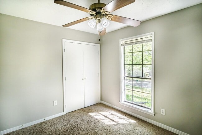 Building Photo - 703 Parker Dr