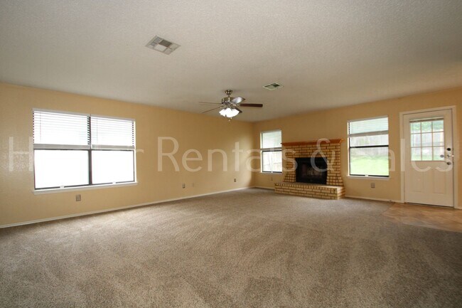 Building Photo - Charming 3-Bedroom Home with New Carpet and Spacious Backyard