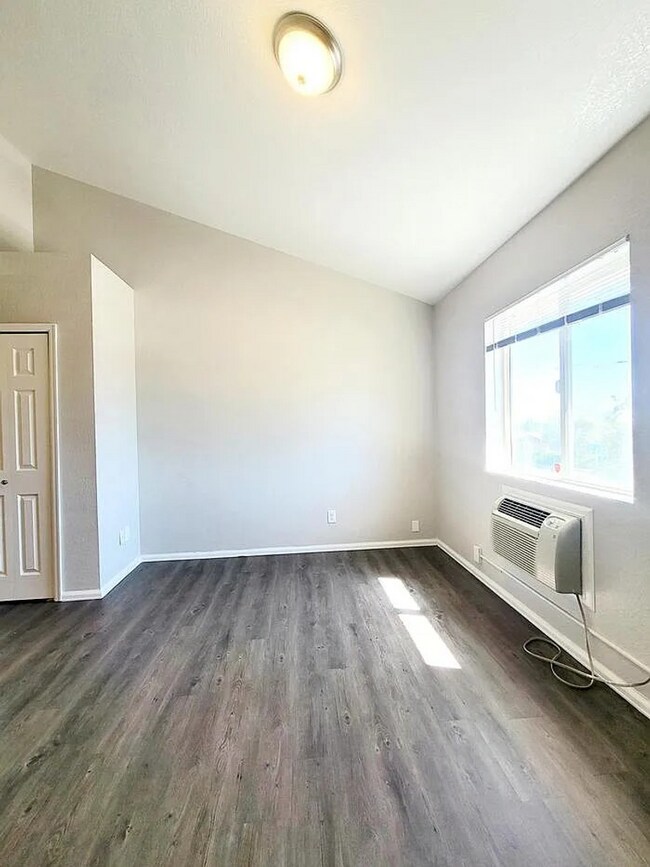 Building Photo - 1707 Oakshire Ln