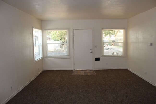 Building Photo - Recently Updated 2 Bedroom Duplex!!!
