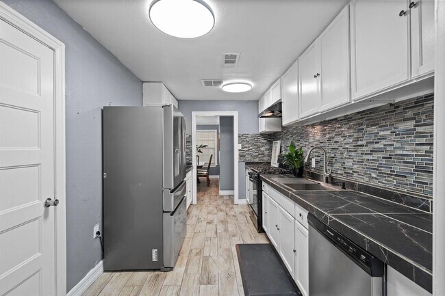 Building Photo - 105 Pompano Ave