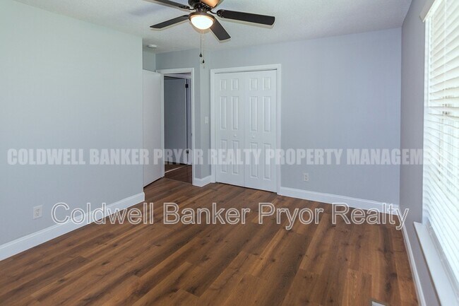 Building Photo - 313 Maple Way