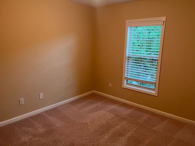 Building Photo - Live Your Best Life: Modern 3-Bedroom Town...