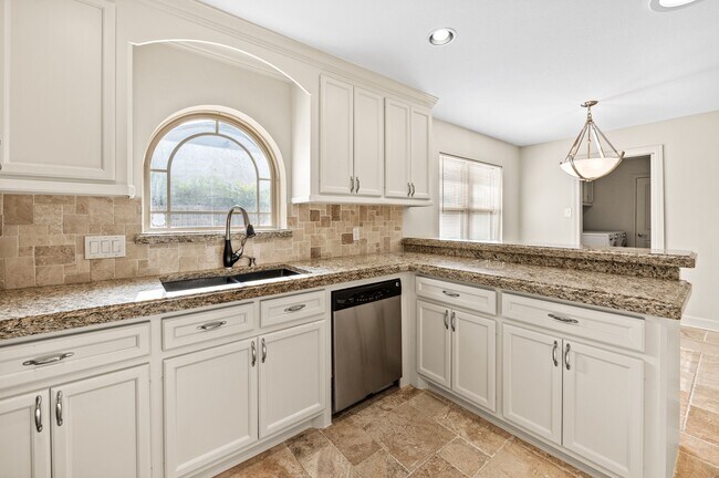 Building Photo - 2227 Parana Dr