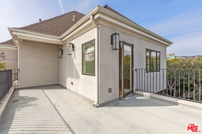Building Photo - 100 N La Jolla Ave