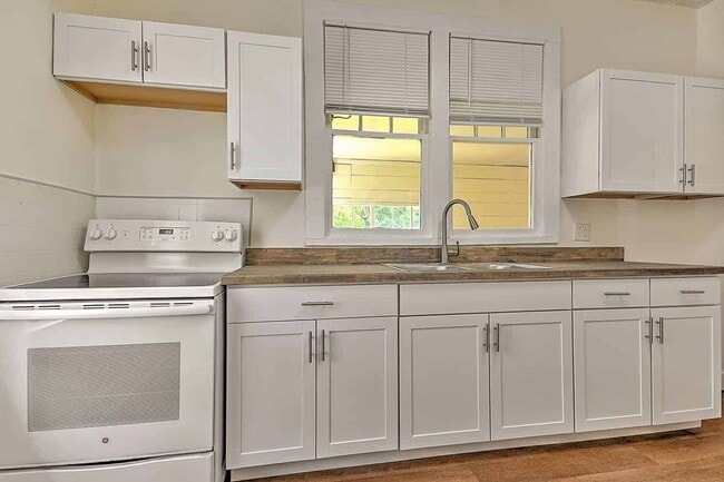 Building Photo - Modernized Historic 2 Bedroom 1 Bath Home ...