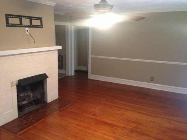 Building Photo - 818 E 9th St