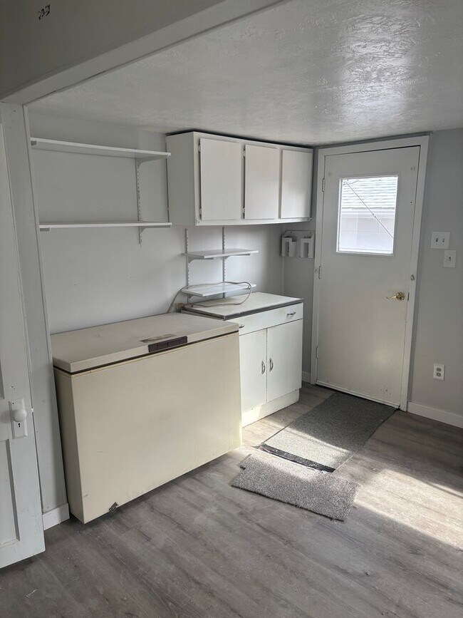 Building Photo - 624 N Lewis Ave